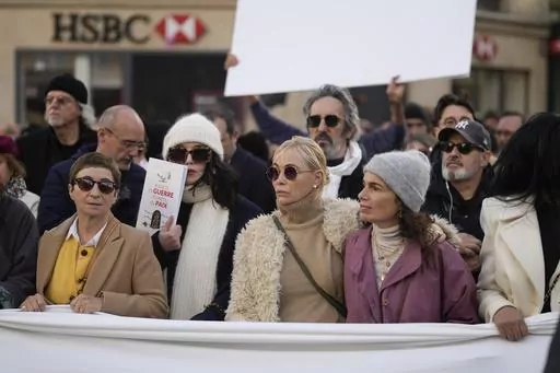 French actresses Isabelle Adjani, with the white wooly hat, Ariane Ascaride, left, Emmanuelle Beart, center, and French singer Yale Naim, right, attend a silent march for peace between Israelis and Palestinians, in Paris, Sunday, Nov. 19, 2023. Hundreds of French performers from different cultural and religious backgrounds called for a silent march Sunday in central Paris to call for peace between Israelis and Palestinians and unity among French people. (AP Photo/Thibault Camus)