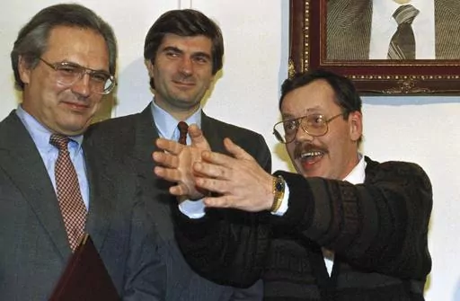 United Nations mediator Giandomenico Picco, center, accompanies Terry Anderson, chief Middle East correspondent for the Associated Press, during a news conference at the Syrian Foreign Ministry in Damascus, Dec. 4, 1991. At left is American Ambassador Christopher Ross. Picco, whose negotiating skills helped resolve some of the thorniest crises of the 1980s and 1990s, including the Iran-Iraq war and the kidnappings of Westerners by Hezbollah in Lebanon, died Sunday, March 10, 2024. (AP Photo/Moha